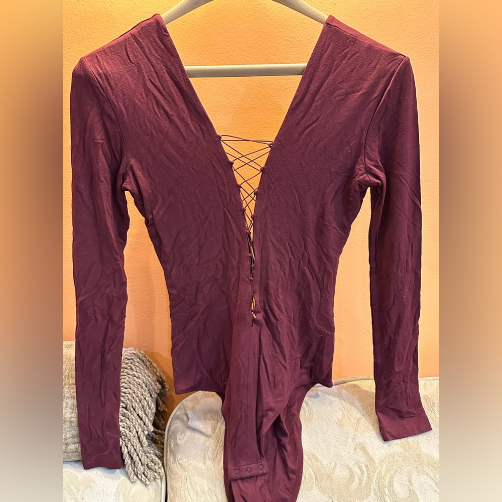 T BY ALEXANDER WANG V-Neck Long Sleeve Bodysuit in burgundy
